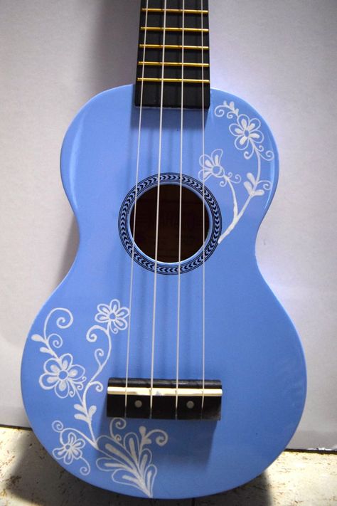 Guitar Design Ideas Art, Painted Guitar Ideas, Decorated Ukulele, Ukulele Designs, Arte Do Ukulele, Painted Ukulele, Guitar Decorations, Ukulele Design, Ukulele Art