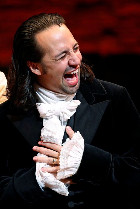 35 Pictures Of Lin-Manuel Miranda That Prove He Is Actual Sunshine Lin Manuel Miranda Long Hair, Unreal People, Lin Miranda, Hamilton Star, Hamilton Wallpaper, Hamilton Lin Manuel Miranda, Hamilton Lin Manuel, Anthony Ramos, Hamilton Memes