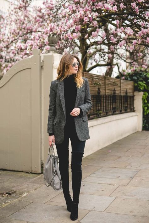 black-turtleneck-and-grey-jacket via Highheels Shoes, Elegant Work Outfits, Professional Work Outfit, Fest Outfits, Outfit Work, Gray Blazer, Winter Work, Work Dresses, Looks Black