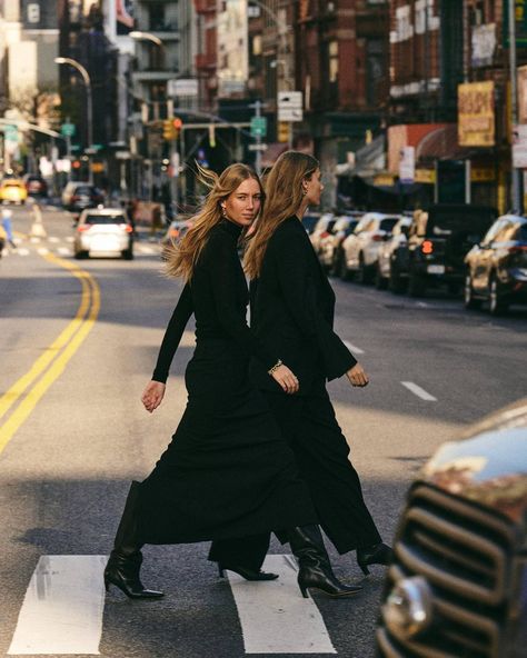 https://www.instagram.com/ardasarper/ Cecilie Moosgaard, Street Fashion Photoshoot, Nyc Photoshoot, Nyc Aesthetic, Nyc Street, The Big Apple, Street Fashion Photography, Shooting Photo, Neutral Fashion