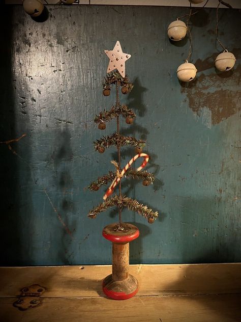 Primitive Stockings Christmas, Primitive Tree Decorations, Spindle Candlesticks, Primitive Christmas Decorating Ideas, Primitive Christmas Trees, Primitive Christmas Ornaments, Primitive Christmas Crafts, Shabby Chic Christmas Ornaments, Primitive Christmas Tree