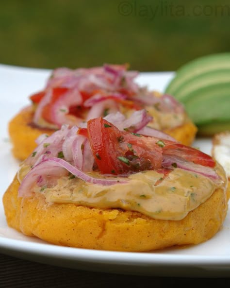 Llapingachos: Mashed potato cakes stuffed with cheese and cooked on the griddle. Topped with peanut sauce and tomato/onion curtido salsa. Achiote Recipes, Rizzoto Recipes, Scallion Recipes, Beltane Recipes, Syrian Recipes, Ciroc Recipes, Egg Tomato, Ecuadorian Food, Mashed Potato Cakes