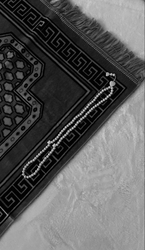 Dua Story, Sajadah Aesthetic Wallpaper, Namaz Story, La Illa Ha Illallah Wallpaper, Photo Islam, Alhumdulillah Quotes, Al Qur'an Aesthetic, Aesthetic Objects, Islamic Wallpaper Iphone