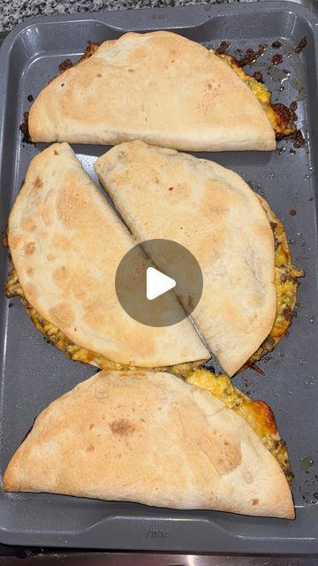 Katherine Salom, Breakfast Quesadilla Recipes, Breakfast Quesadillas, Baked Breakfast, Breakfast Quesadilla, Mexican Breakfast Recipes, Quick Breakfast Recipes, Egg Recipes For Breakfast, Pan Meals