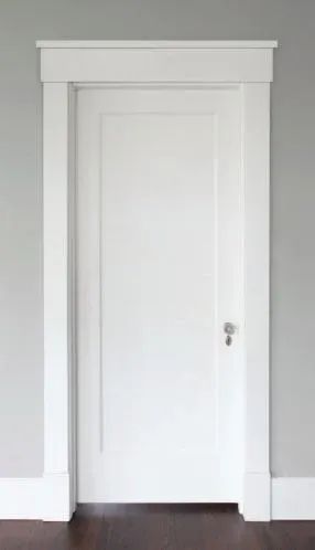 Modern Door Frame Molding, How To Make Walls Look Taller, Trim Work Ideas, Modern Farmhouse Baseboards, Baseboard Trim Ideas, Door Trim Ideas Moldings, Farmhouse Baseboards, Farmhouse Molding, Door Moldings