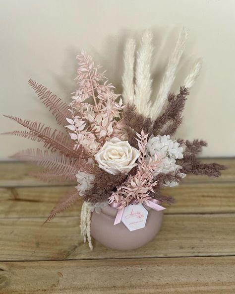 A beautiful arrangement of pink preserved flowers Preserved Flower Arrangement, Diy Dried Flower Arrangement, Preserve Flowers, Bouquet Wrapping, Dried Florals, Everlasting Flowers, Flower Gift Ideas, Bouquet Wrap, Dry Plants