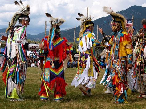 Grass Dancers Grass Dance Regalia, Grass Dancer, Grass Dance Outfits, Powwow Dancers, Pow Wow Regalia, Fancy Shawl, Native Child, Native American Dance, Powwow Regalia