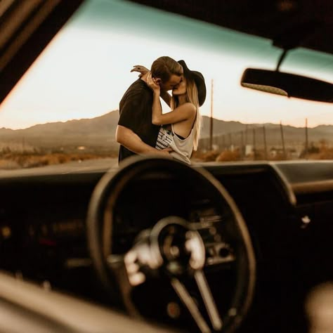 3,994 curtidas, 15 comentários - Wedding Photo Inspiration (@wedphotoinspiration) no Instagram: “by @littlelaurelphotography” Car Engagement Photos, Haircut Selfie, Photo Hijab, Shooting Couple, Car Shoot, Car Photoshoot, Car Poses, Shotting Photo, Photographie Portrait Inspiration