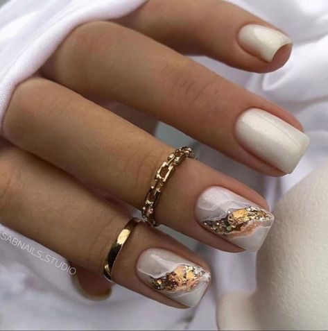 Silver And Gold Gel Nails, Short Nail Designs Gold Lines, Short Nail Designs White And Gold, Foil Nail Art Short Nails, White Golden Nail Art, Sns Nails Designs, Shiny Nails Designs, Art Deco Nails, Homecoming Nails