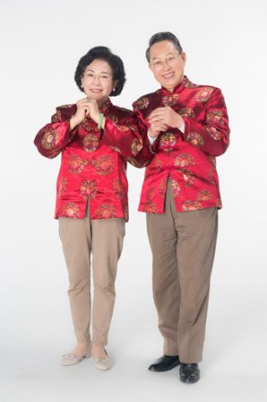 Chinese New Year Clothes, Traditional Chinese New Year Outfits Lunar New Year Clothes, Red Turtle Neck Outfit, Chinese New Year Outfit Ideas, Chinese New Year Outfits, Chinese New Year Fashion, Lunar New Year Outfit, Chineese New Year, Turtle Neck Outfits, Chinese New Year Clothes