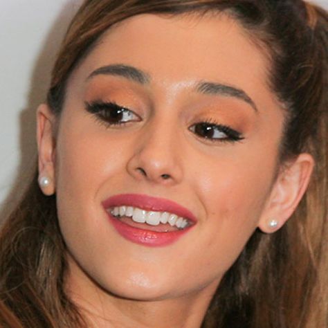 Ariana Grande Makeup | Steal Her Style Ariana Grande Eyes, Teeth Aesthetic, Vogue Makeup, Ariana Grande Makeup, Perfect Cat Eye, Laser Teeth Whitening, Makeup Icons, Perfect Teeth, Teeth Shape