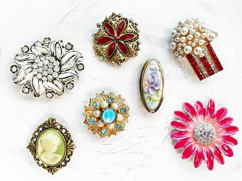 Diy Brooch Pin, Easy Spring Wreath, Vintage Repurposed Items, Pineapple Crafts, Pin Bracelet, Diy Brooch, Statement Bracelets, Pretty Soap, Jewelry Repurposed