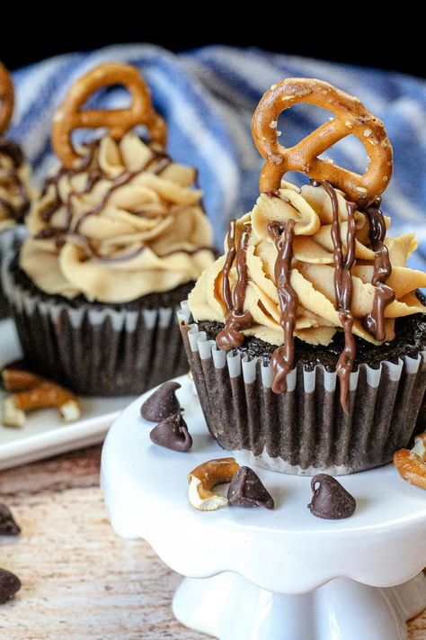 Chocolate Peanut Butter Pretzel Cupcakes Chocolate Covered Pretzel Cupcakes, Peanut Butter Cup Pretzels, Peanut Butter Cookie Cups With Pretzels, Caramel Pretzel Cupcakes, Buckeye Cupcakes, Pretzel Cupcakes, Chocolate Caramel Pretzel Cupcakes, Homemade Cupcake Recipes, Peanut Butter Cupcakes