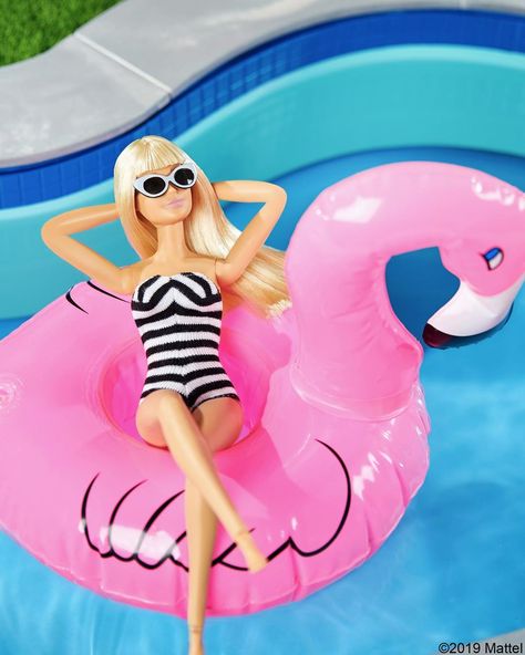 Barbie® 在 Instagram 上发布：“Pondering my poolside playlist. What's your song of summer? 🎶 #barbie #barbiestyle” Summer Barbie, Barbie Swimsuit, Barbies Pics, Barbie Summer, Sewing Barbie Clothes, Barbie Room, Barbie Collector Dolls, Barbie Fashionista Dolls, Disney Toddler