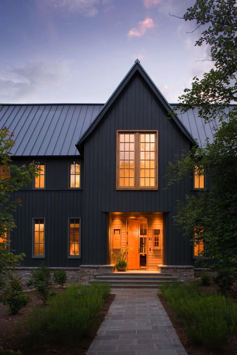 Tour this striking modern-rustic home that blurs the boundaries between indoors and out, located in Asheville, North Carolina. #architect: Carlton Architecture Display Visual Merchandising, Plan Garage, Black Houses, Vertical Siding, Dark House, Farmhouse Paint, Interior Vintage, Exterior Paint Colors For House, Modern Farmhouse Exterior