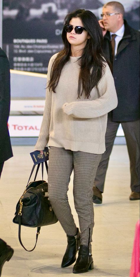 Selena Gomez Street Style Selena Gomez Modest Outfits, Selena Gomez Outfits Winter, Selena Gomez Outfits Casual Street Styles, Selena Gomez Hoodie, Selena Gomez Airport Style, Selena Gomez Airport, Selena Gomez Outfits Casual, Selena Gomez Casual, Selena Gomez Street Style