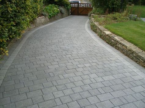 Block Paving Patio, Brick Paver Driveway, Block Paving Driveway, House Garden Landscape, Slate Patio, Driveway Ideas, Paving Ideas, Driveway Paving, Stone Driveway