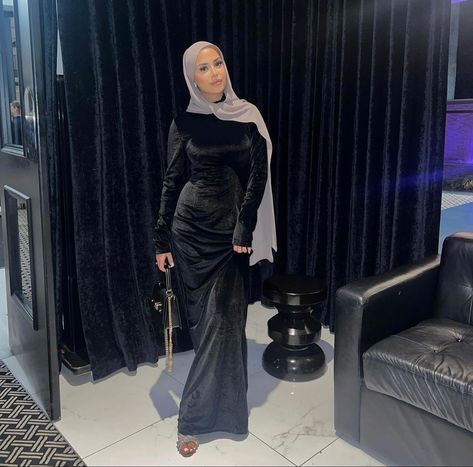 Hijabi Outfits Birthday, Black Prom Dress Hijab, Black Dress Classy Hijab, Hijabi Bday Outfit, Hijab Birthday Outfit, Hijabi Formal Dresses, Hijabi Dinner Outfit, Hijabi Birthday Outfit, Modest Prom Dresses Muslim