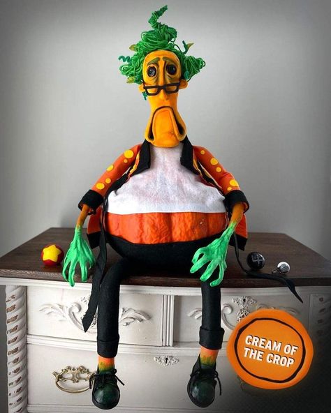 Coraline Yard Decor, Coraline Pumpkin Ideas, Coraline Home Decor, Coraline Sculpture, Coraline Halloween Decorations, Coraline Trunk Or Treat, Coraline Pumpkin Painting, Coraline Decorations Halloween, Tim Burton Pumpkin