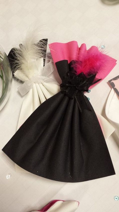 pliage serviette Nouvel An facile motif petite robe noire femme idée déco table Nouvel An #decoration #table Wedding Napkin Folding, Diy Napkin Folding, Tafel Decor, Diy Napkins, Napkin Design, Napkin Folding, Cloth Napkin, Festive Tables, Party Napkins