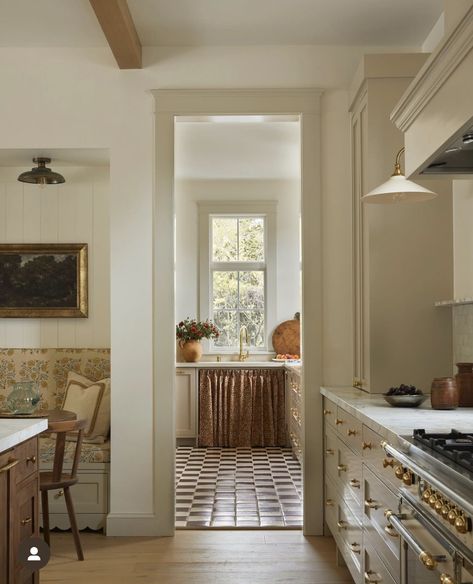 Archway To Kitchen, Oddly Shaped Kitchen, English Kitchen Design, Modern English Kitchen, Colonial Kitchen Ideas, Colonial Style Kitchen, Ashley Montgomery, Dwell Kitchen, Vintage Modern Kitchen