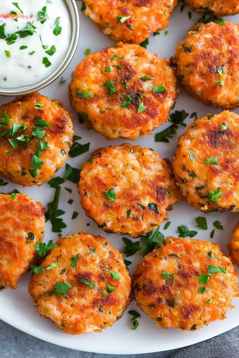 Canned Salmon Patties Canned Salmon Burger Recipe, Moist Salmon Patties, Salmon Patty Recipes, Salmon Pattie’s, Canned Salmon Patties Recipe Easy, Salmon Patties Recipe Canned, Canned Salmon Cakes, Salmon Sliders, Best Salmon Patties