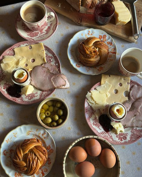 Danish breakfast 🥚🧀 Scandi Breakfast, Danish Breakfast, Danish Lifestyle, German Breakfast, Food Presentation, Mouth Watering, Food Art, Healthy Lifestyle, Presentation