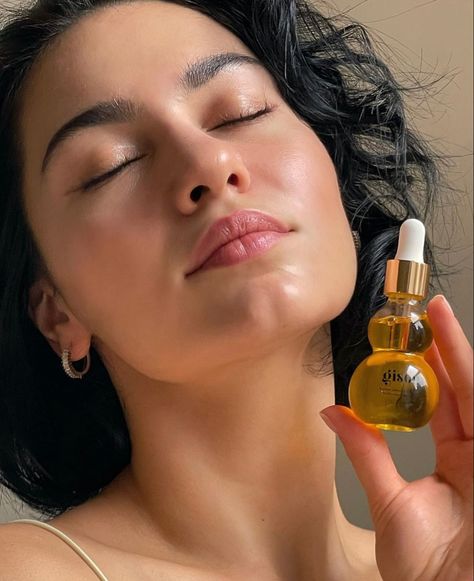 Skincare face oil for dewy glass skin inspo #oil #skincare #skincareroutine #skincaretips #skincareproducts #gisou Face Oil Gisou, Face Oil Photography, Face Serum Aesthetic, Skincare Content, Skincare Oil, Skin Studio, Clear Skin Care, Minimalist Skincare, Summer Shoot