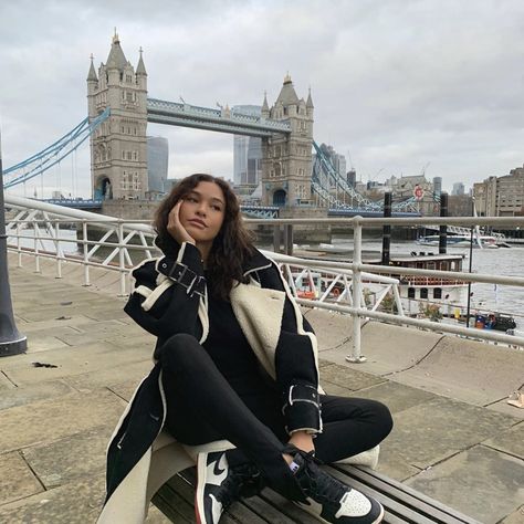 London Inspo Photos, Aesthetic London Pictures, London Inspo Pics, City Trip Outfit, London Poses, Black Air Jordans, Air Jordans Black, London Instagram Pictures, London Pictures Ideas