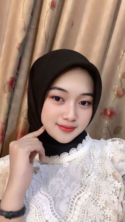 Medium Long Haircuts, Hijab Aesthetic, Islamic Girl, Beautiful Muslim Women, Hijab Chic, Ootd Hijab, Muslim Girls, Real Girls