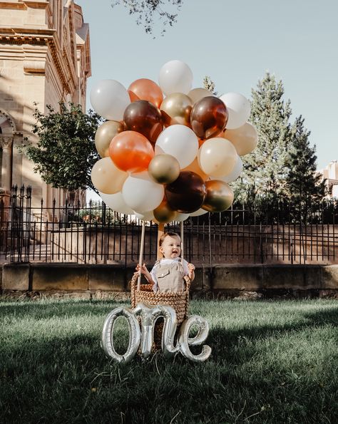 Birthday Photoshoot Ideas One Year Old, One Year Balloon Decoration, Unique First Birthday Photoshoot Ideas, First Birthday Home Decoration Ideas, One Year Birthday Photoshoot Ideas, First Birthday Cake Smash Theme, 1year Birthday Decorations, 1year Birthday Ideas, First Year Photoshoot For Boy