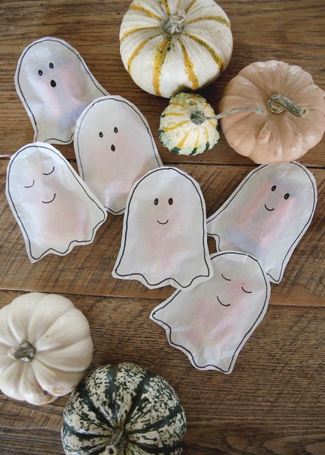 Halloween Paper Bag Decorating Ideas, Paper Bag Ghost Craft, Ghost Goodie Bags, Halloween Candy Bags Diy, Diy Ghost Decor, Diy Halloween Candy Bags, Paper Bag Ghost, Ghost Bags Diy, Halloween Candy Bag Diy