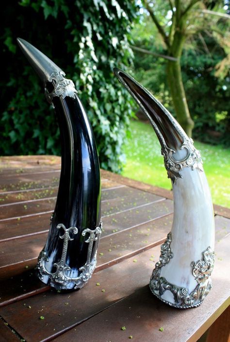 Cool horns! Viking Pagan, Fall Wedding Arches, Nordic Wedding, Cup Decoration, Viking Horn, Pagan Wedding, Drinking Horn, Viking Wedding, Medieval Wedding