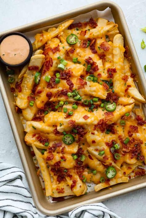 Loaded Fries Recipe, Cheese Fries Recipe, Bacon Cheese Fries, Easy Picnic Food, Cheesy Fries, Homemade Fries, Bacon Fries, Loaded Fries, Colby Jack