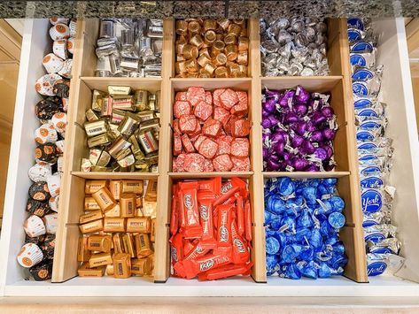 Candy drawer organized with SpaceAid drawer dividers Candy Organization Ideas, Candy Organization Storage, Candy Storage Ideas Organizing, Candy Organizer, Employee Snack Station, Snacks Drawer, Candy Storage, Candy Drawer Organization, Candy Organization