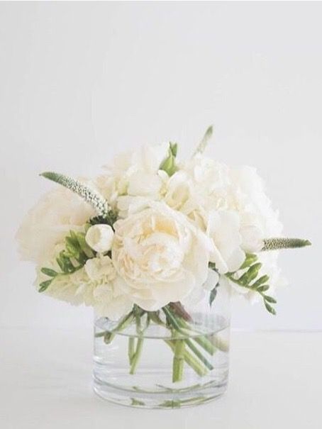 Mini White Flower Arrangements, Small White Floral Arrangements, Small White Flower Arrangements, Silver Party Ideas, Pink Silver Party, Boutonnière Ideas, Wedding Reception Layout, Home Flower Arrangements, Peonies Centerpiece