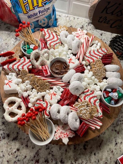 Sweets Charcuterie Board Christmas, Christmas Themed Platters, Christmas Candy Cane Theme, Christmas Candy Board Ideas, Candy Board Christmas, Hosting Family Christmas In Your Home, Desert Board Christmas, Christmas Sweets Charcuterie Board, Candy Cane Christmas Party Theme