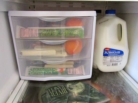 8 Clever Refrigerator Organizing Ideas- You don't need a bigger fridge, you just need to re-organize the one you have! Check out these clever refrigerator organizing ideas and gain fridge space! | home organization, organize your home, organizing tips, kitchen organization, how to organize your fridge, DIY organization Big Fridge, Clean Fridge, Organisation Hacks, Refrigerator Organization, Fridge Organization, Plastic Drawers, Apartment Kitchen, Organizing Your Home, Diy Organization