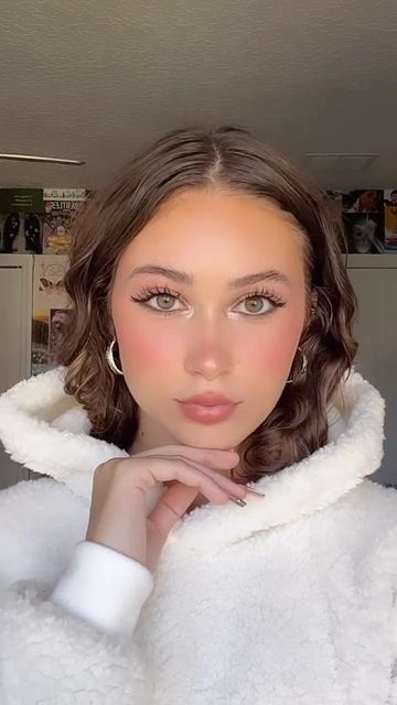 ♡Marley Arnold♡ on Instagram: "“Cold girl” makeup❄️☃️ - *I started with my foundation base already on to make the video shorter💗* - ALL PRODUCTS BY: @rarebeauty ✨ - #rarebeauty #makeup #coldgirlmakeup #coldgirl #makeuptutorial #curlyhair #tutorial #curlyhairstyles #curlytutorial #hairtutorial #hairtutorialvideo #explore #hairgoals" Clean Girl Winter Makeup, Cold Winter Makeup Look, Im Cold Makeup Look Aesthetic, Cold Girl Makeup Aesthetic, Cold Girl Makeup Tutorial, Winter Make Up Looks Natural, Natural Christmas Makeup, Winter Girl Makeup, Cold Look Makeup