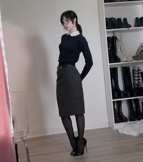 office siren, outfits, inspiration, aesthetic, black outfit, inspo, skirt, officer, assistant Nora Fawn, Siren Outfit, Tattoos Instagram, Secretary Outfits, The Little Black Dress, Best Style, Goth Outfits, 인물 사진, Really Cute Outfits