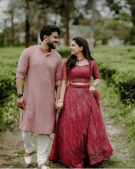 Couple Stills, Engagement Portraits Poses, Christian Wedding Dress, Portraits Poses, Pre Wedding Photoshoot Props, Wedding Photoshoot Props, Couple Picture, Traditional Look, Couple Pose