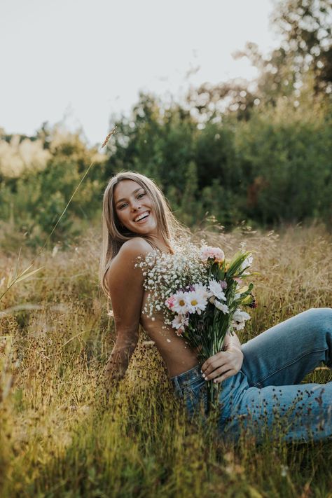 Flower Chest Photoshoot, Portrait Photoshoot Poses, Flower Top Photoshoot, Floral Photo Shoots, Top Photoshoot, Unique Photoshoot, Senior Photoshoot Poses, Western Photoshoot, Field Photoshoot