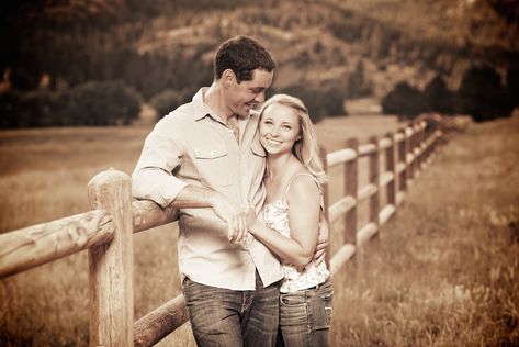 Couples Photoshoot Poses Fence, Engagement Photos With Fence, Couples Fence Photography, Engagement Photos Fence, Fence Couple Pictures, Rustic Couple Photoshoot, Fence Photoshoot, House Photoshoot, Couple Senior Pictures