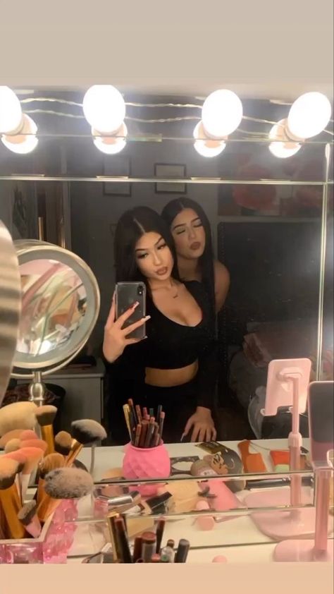 Y2k Bestie Photoshoot, Mirror Pics With Bestie, Baddie Friends, Cute Friend Poses, Duo Pics, Bsf Pics, Bestie Pics, Doing Makeup, Friend Pictures Poses