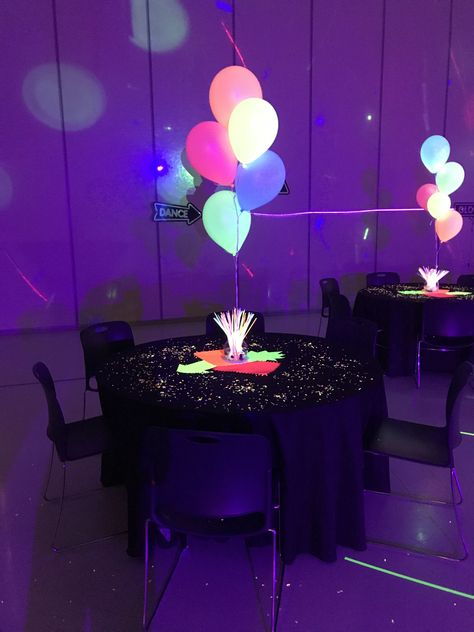 Night Club Theme Sweet 16 Party Ideas, Glow In The Dark Party Table Set Up, Glow In The Dark Hoco Ideas, Club Birthday Party Ideas Night, Neon Theme Centerpieces, Glow Table Decorations, Neon Prom Decorations, Glow In The Dark Party Centerpieces, Glow In Dark Centerpieces