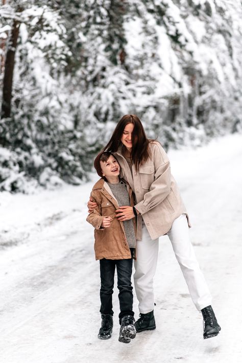 Mom And Son Winter Photos, Mother And Son Christmas Pictures, Son Photo Ideas, Winter Family Photos, Snow Pictures, Mom And Son, Forest Photos, Winter Family, Winter Photoshoot