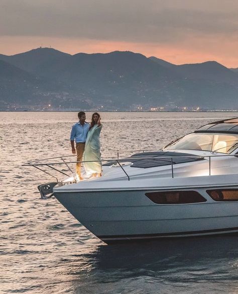 Aesthetic Boat Pics Couple, Boat Day Aesthetic Couple, Boat Life Aesthetic Couple, Yatch Boat Date Aesthetic, Couple On Yacht Aesthetic, Yacht Aesthetic, Rich Couple, Luxury Couple, Goals Pictures