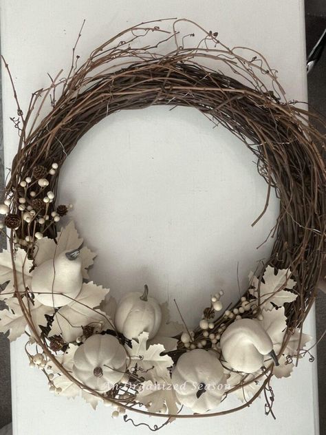 Would you love a neutral Autumn wreath for an affordable price? Let's make a beautiful Fall Pottery Barn pumpkin wreath dupe! Fall Pottery, Pottery Barn Pumpkin, Pottery Barn Lighting, Pumpkin Wreath Diy, Neutral Autumn, Diy Rugs, Faux Pumpkins, Floral Picks, Diy Wreaths