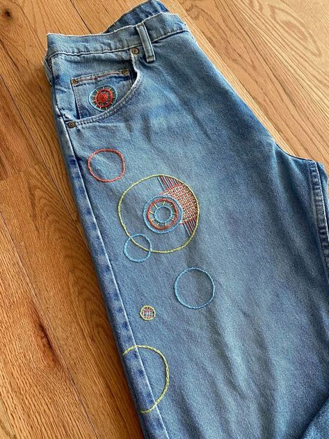 Embroidery Ideas For Pants, Creative Denim Outfits, Embroidery Pants Design, Jean Embroidery Grunge, Cool Diy Shirts, Sewing On Jeans, Embroidery On Overalls, Embroiled Jeans, Jean Embroidery Ideas