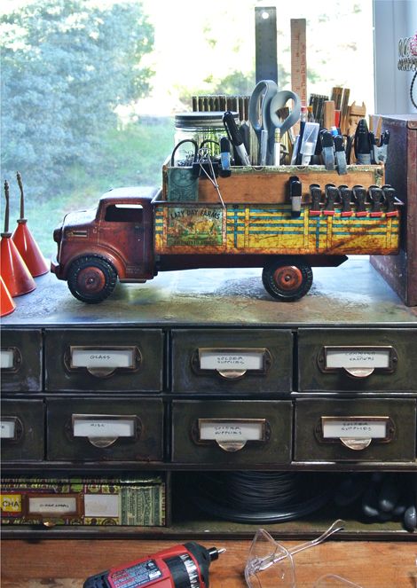 Flea Circus, Vintage Decorating Ideas, Eclectic Decorating, Vintage Decorating, Art Studio Organization, Old Truck, Craft Room Design, Studio Organization, Dream Studio